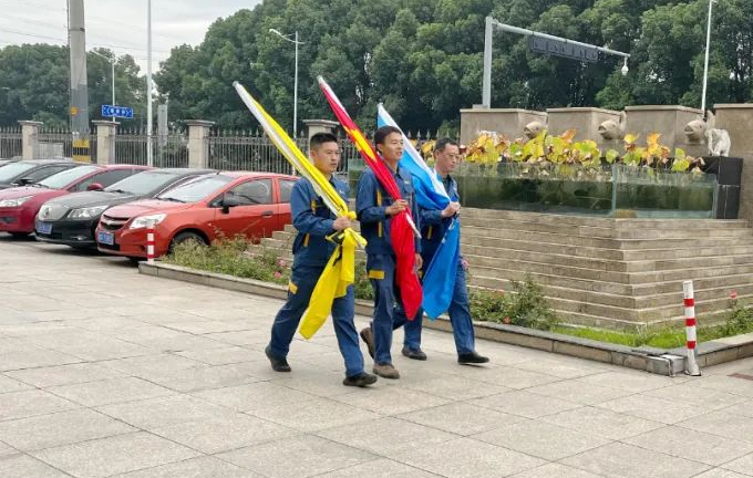 “喜气洋洋同迎国庆，祝福绵绵共拥国旗”国庆升旗仪式顺利举行