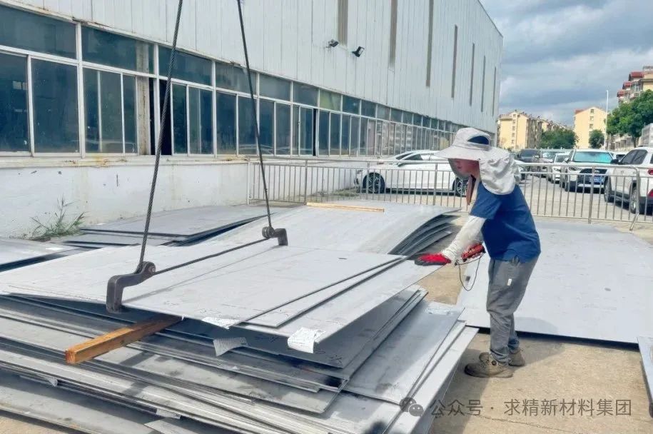 烈日“考验”，车间一线工人的坚守与担当