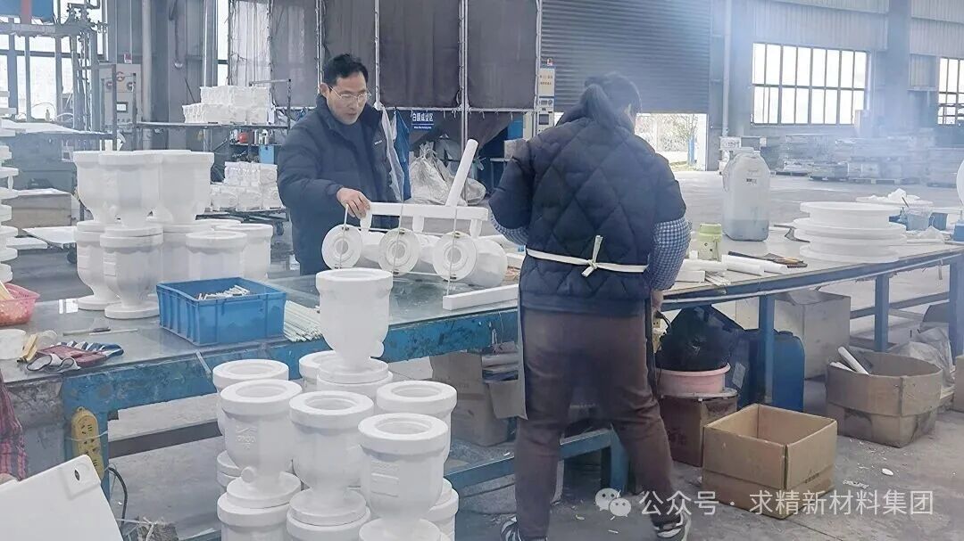 白模粘贴工序严抓标准化，雄狮新材料细节管理见实效